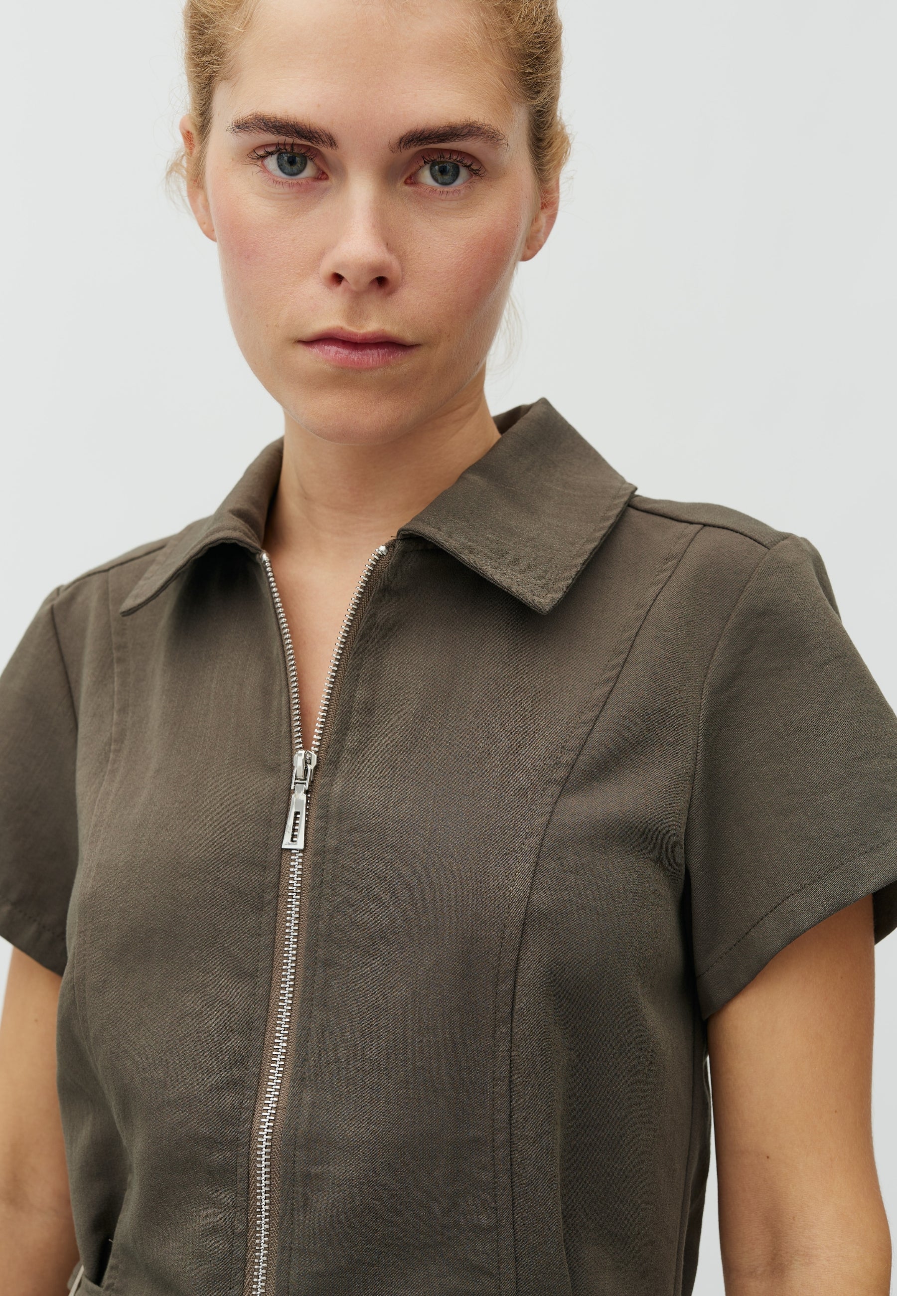 Aulira-M_Grey Green_Model_1