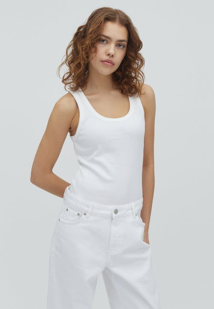 Jaxson U-M_White_Model_0