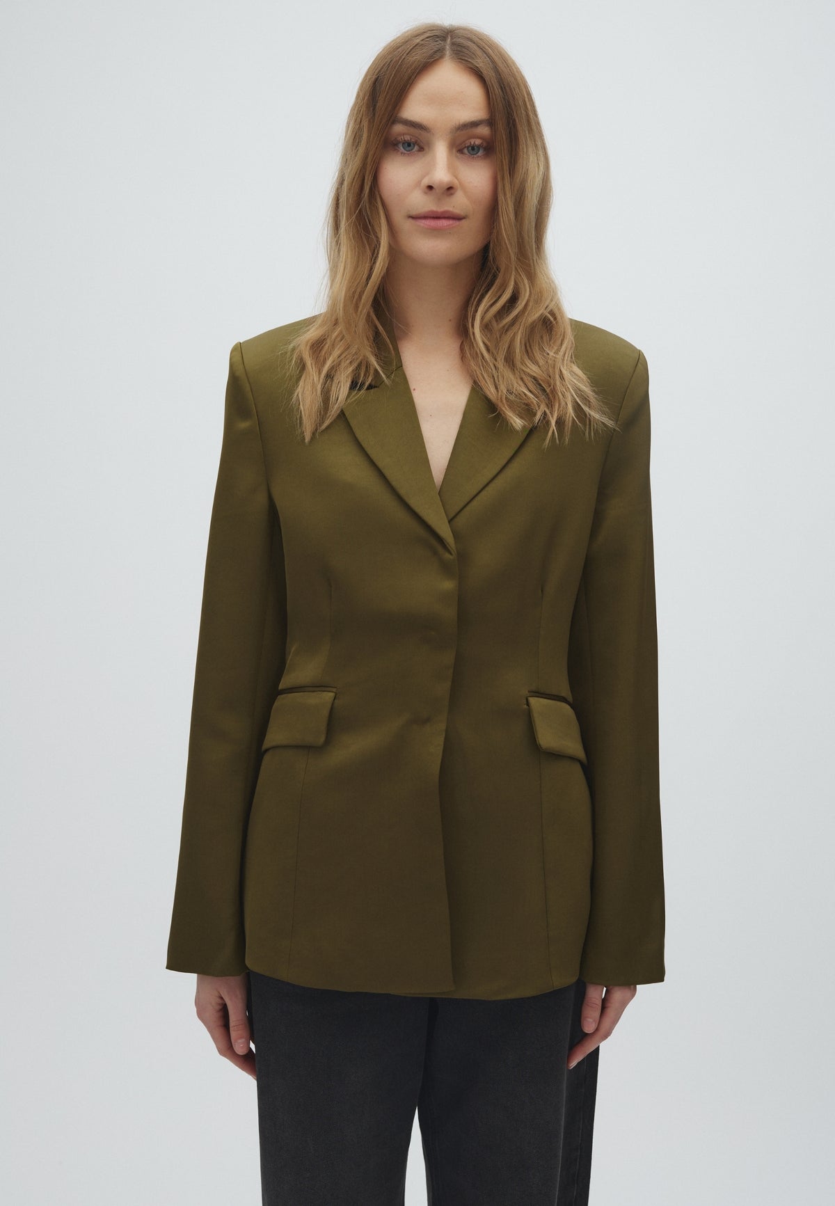 Belle-M_Smoked Olive_Model_0