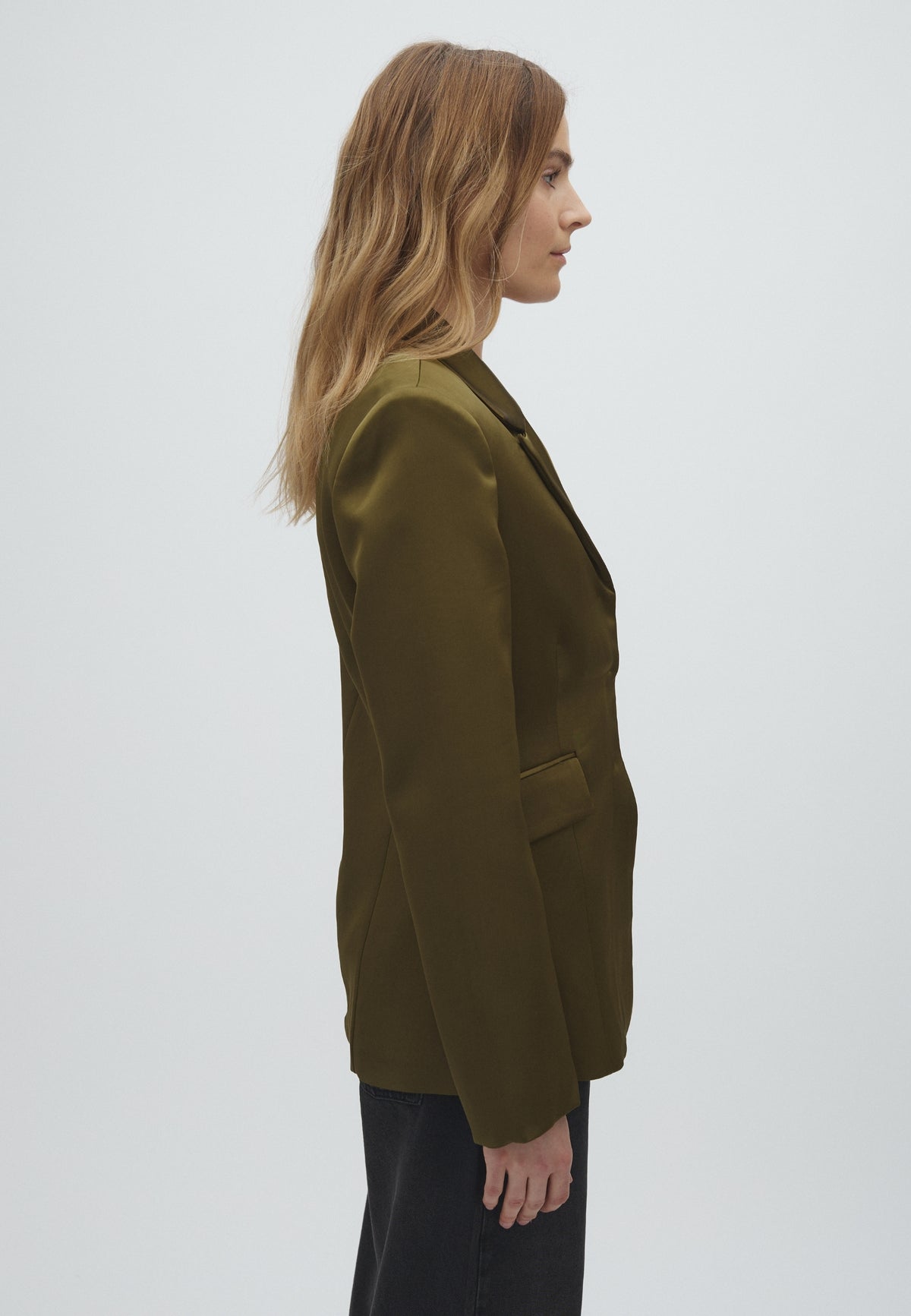 Belle-M_Smoked Olive_Model_2