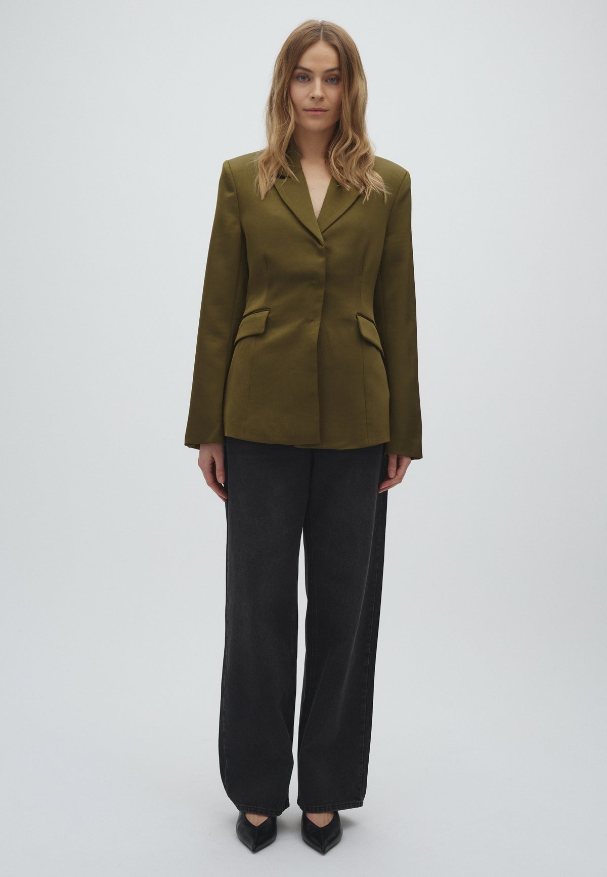 Belle-M_Smoked Olive_Model_4